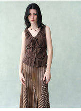 Загрузить изображение в средство просмотра галереи, Umber Pleated Vest
