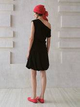 Cargar imagen en el visor de la galería, Black Off-Shouder Top