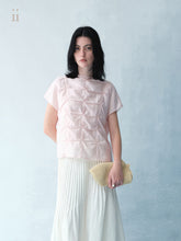 Carica l'immagine nel visualizzatore di Gallery, Petal Pleated Top
