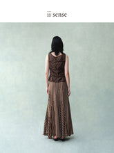 Carica l'immagine nel visualizzatore di Gallery, Umber Pleated Vest
