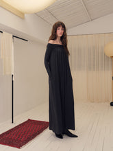 画像をギャラリービューアに読み込む, Stone Pleated Off-shoulder Dress
