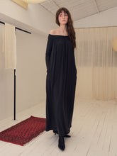 画像をギャラリービューアに読み込む, Stone Pleated Off-shoulder Dress
