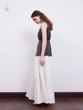 Cargar imagen en el visor de la galería, Ivory Pleated Maxi Skirt
